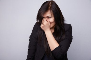 Genç, güzel esmer kız. 