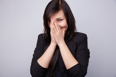 Güzel utangaç esmer kız