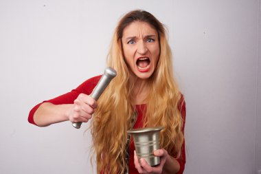 Güzel kadın kızgın ve tehdit ediyor