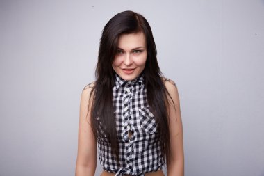 Genç, güzel esmer kız. 