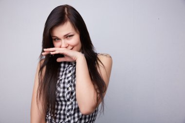 Genç, güzel esmer kız. 