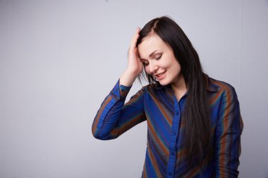 Genç, güzel esmer kız. 