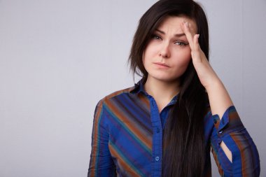 Güzel esmer kız baş ağrısı hissediyor