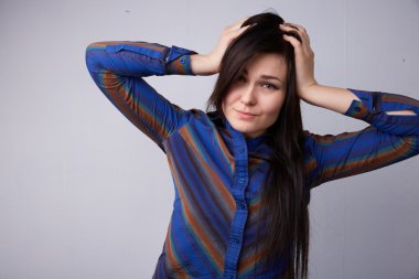 Güzel esmer kız baş ağrısı hissediyor