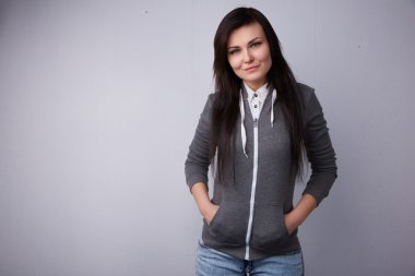 Genç, güzel esmer kız. 