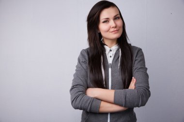 Genç, güzel esmer kız. 