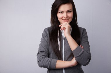 Genç, güzel esmer kız. 