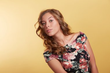 Gülümseyen güzel kız giydir