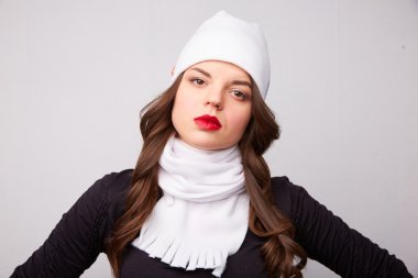 Kız bir beyaz şapka ve atkı