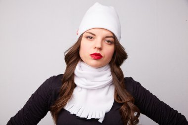 Kız bir beyaz şapka ve atkı