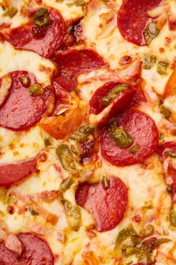 Biberli sosis ile lezzetli pizza 