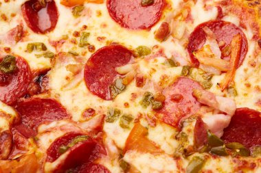 Biberli sosis ile lezzetli pizza 