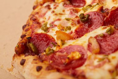 Biberli sosis ile lezzetli pizza 