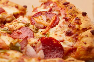 Biberli sosis ile lezzetli pizza 