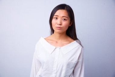 üzgün Çinli kadın