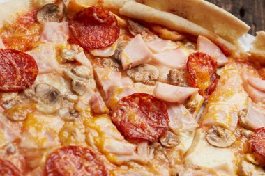 Biberli sosis ve peynir ile lezzetli pizza 