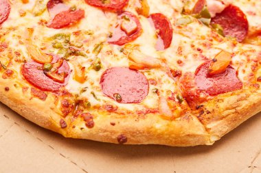 Biberli sosis ile lezzetli pizza 