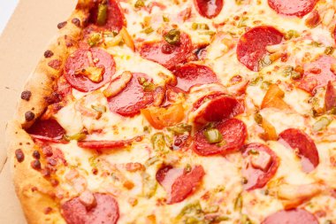 Biberli sosis ile lezzetli pizza 