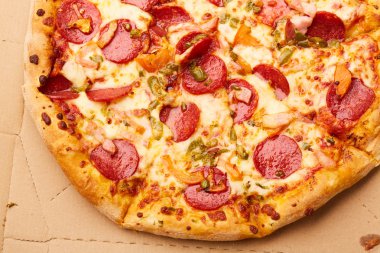 Biberli sosis ile lezzetli pizza 