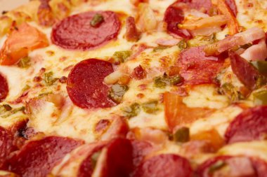 Biberli sosis ile lezzetli pizza 