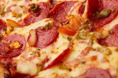 Biberli sosis ile lezzetli pizza 