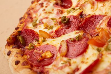 Biberli sosis ile lezzetli pizza 