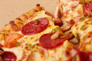 Biberli sosis ile lezzetli pizza 