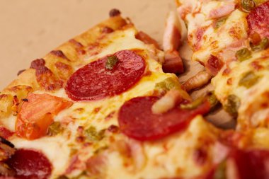 Biberli sosis ile lezzetli pizza 