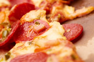 Biberli sosis ile lezzetli pizza 