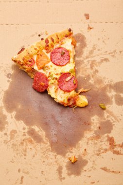 Biberli sosis ile lezzetli pizza 