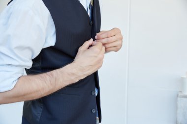 Genç işadamı giyiyor