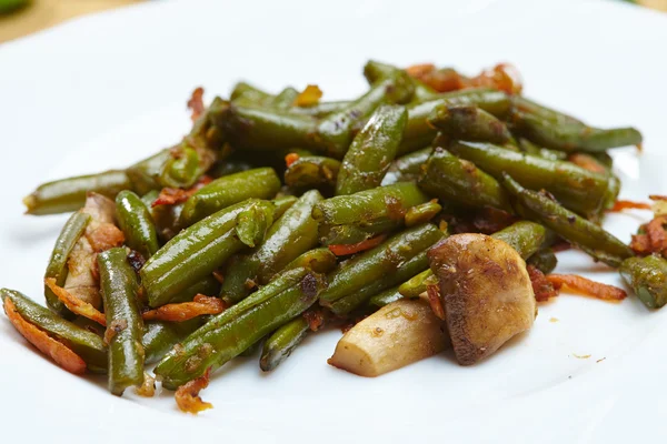 Goût de haricots verts cuits aux champignons — Photo