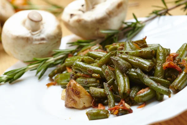 Leckere geschmorte grüne Bohnen mit Champignons — Stockfoto
