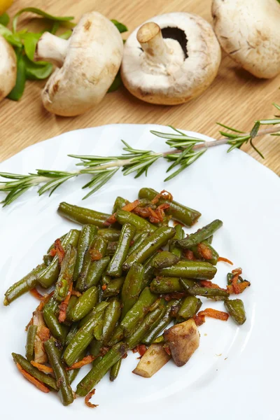 Goût de haricots verts cuits aux champignons — Photo