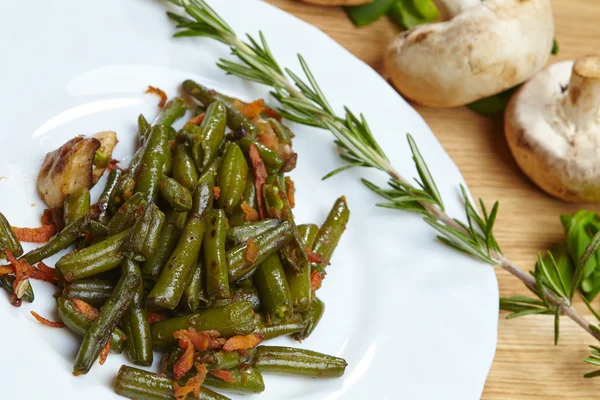 Leckere geschmorte grüne Bohnen mit Champignons — Stockfoto