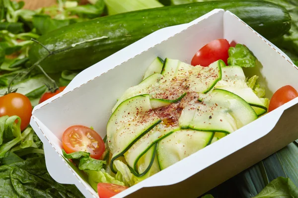 在纸板盒里的素食菜蔬菜 — 图库照片