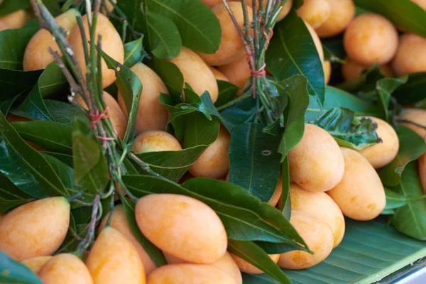 Ciruelas marianas con hojas —  Fotos de Stock