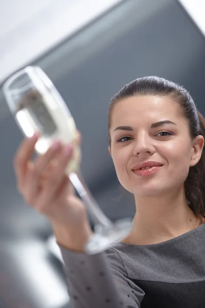 Fille avec une coupe de champagne — Photo