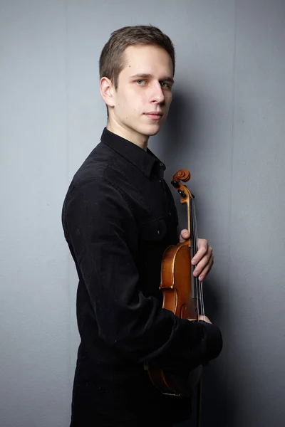 Mladý muž s housle — Stock fotografie
