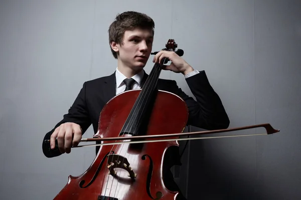 Mladý muž hraje violoncello — Stock fotografie