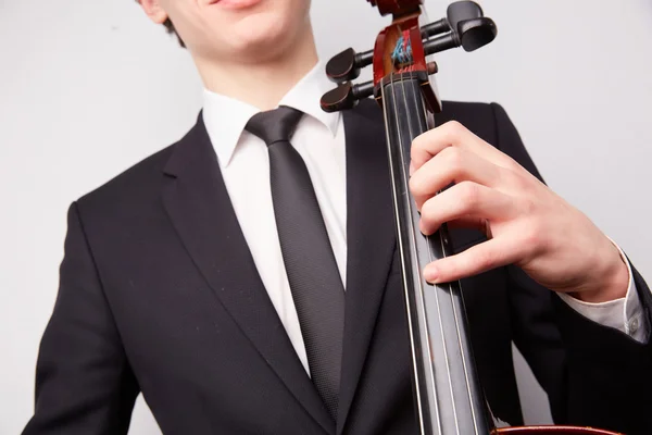 Jovem tocando violoncelo — Fotografia de Stock