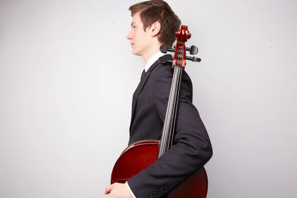 Junger Mann mit Cello — Stockfoto