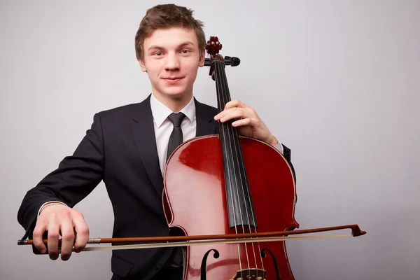 Jonge man spelen cello — Stockfoto