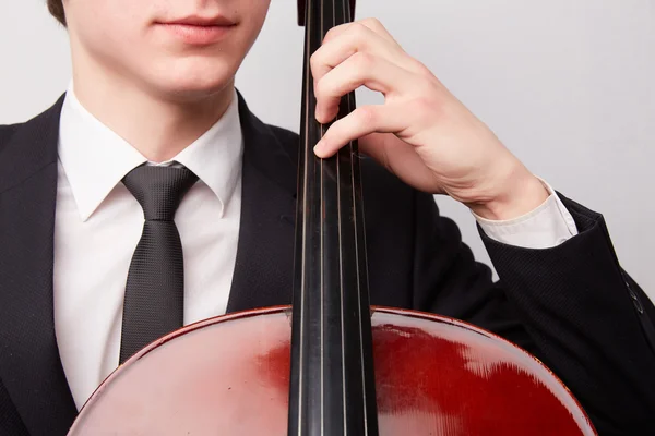 Jeune homme jouant du violoncelle — Photo