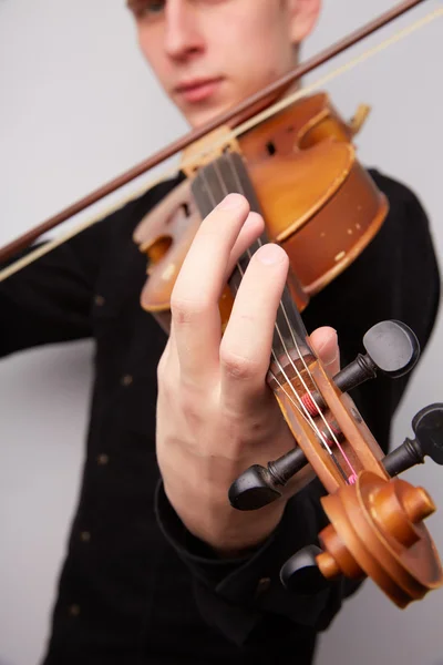 Homem tocando violino — Fotografia de Stock