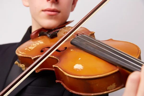 Чоловік грає скрипка — стокове фото