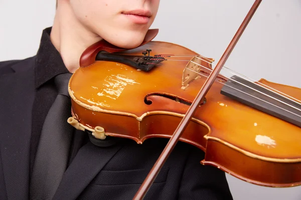 Man spelar violin — Stockfoto