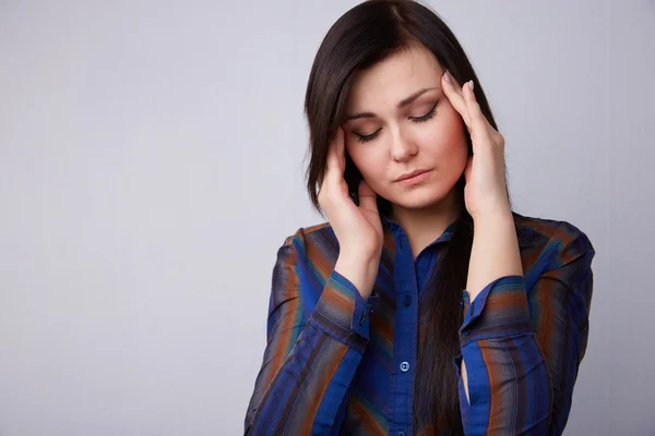Krásná bruneta dívka cítí bolest hlavy — Stock fotografie
