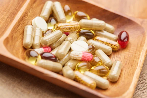 Verschillende pillen en supplementen — Stockfoto