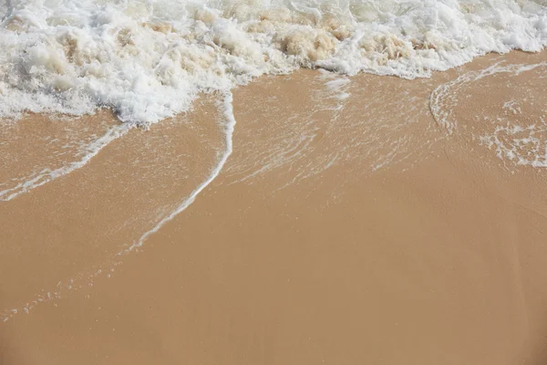 Praia do oceano tropical com ondas — Fotografia de Stock